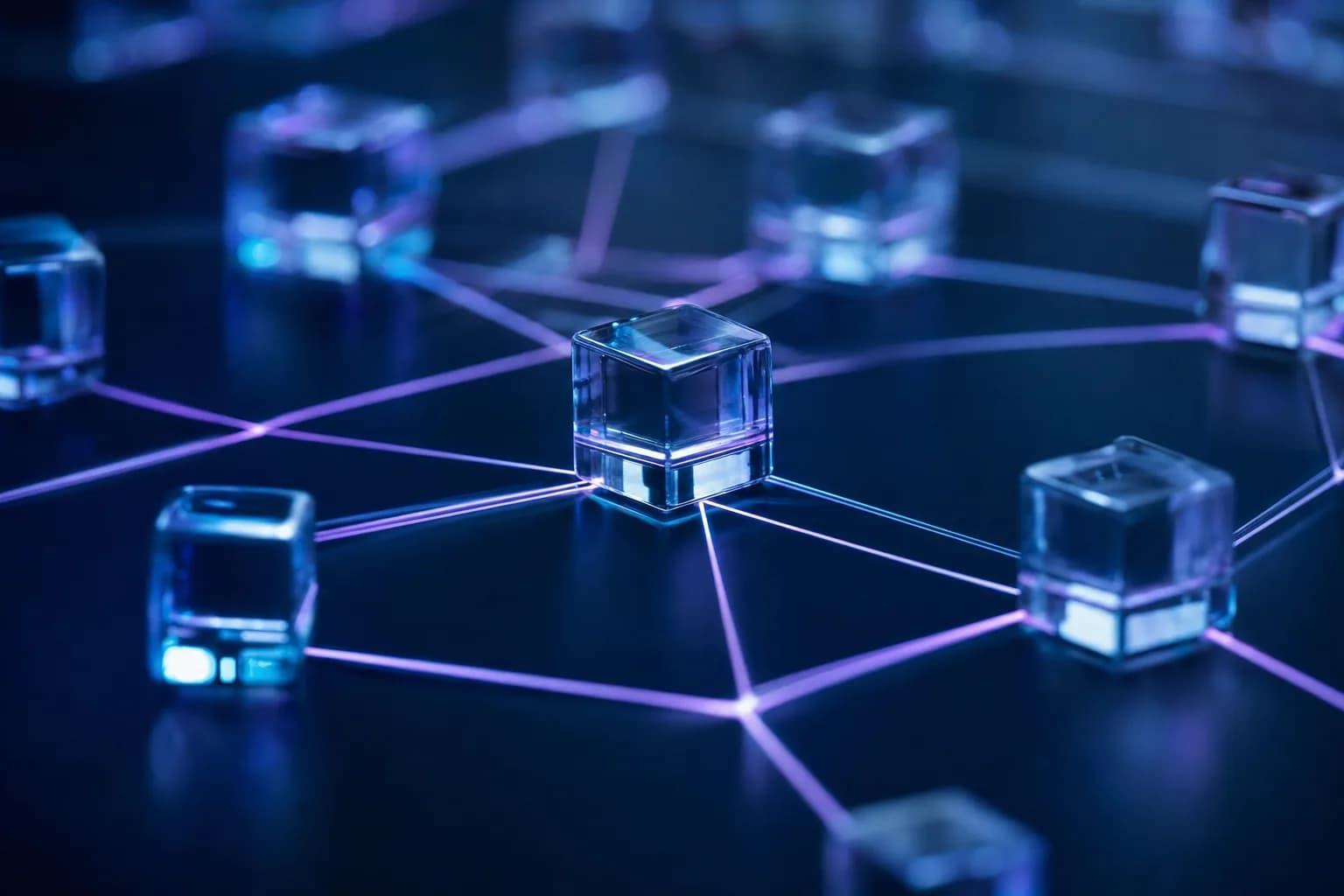 Blocos de vidro translúcidos conectados por linhas finas de luz violeta e ciano sobre uma superfície navy, representando dados estruturados