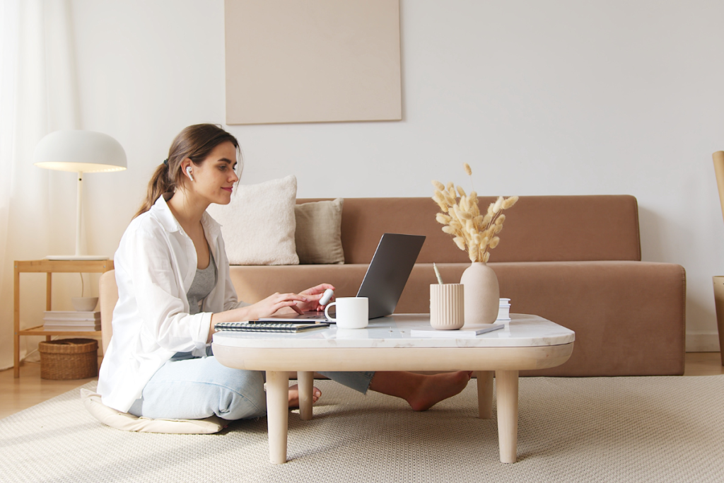 Mulher consumindo conteúdo em um computador. Imagem ilustrativa para texto Marketing de Conteúdo.