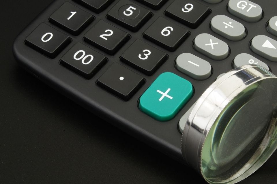 agencia-de-seo-blog (7) Calculadora e lupa ilustrando quanto custa contratar uma agência de SEO
