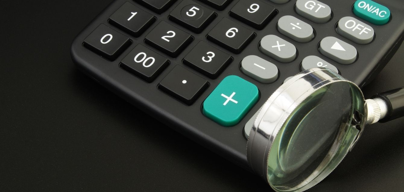 agencia-de-seo-blog (7) Calculadora e lupa ilustrando quanto custa contratar uma agência de SEO